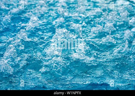 Clair bleu l'eau douce dans le jacuzzi. Spa Massage arrière-plan. Banque D'Images