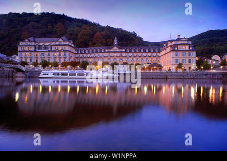 Vue sur la rivière Lahn, kurhaus à Bad Ems, Rhénanie-Palatinat, Allemagne Banque D'Images