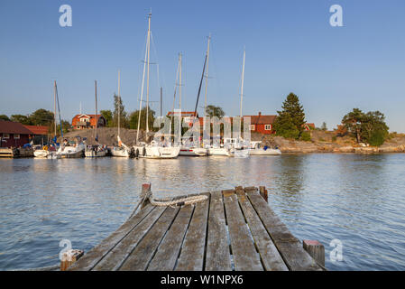 Harbour à Berg sur l'île de l'archipel de Stockholm en Moeja, Uppland, Stockholms terre, sud de la Suède, Suède, Scandinavie, dans le Nord de l'Europe Banque D'Images