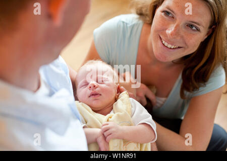 Parents with baby girl (1 semaine), Bad Oeynhausen, Rhénanie du Nord-Westphalie, Allemagne Banque D'Images