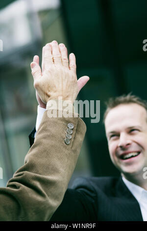 Deux hommes sont heureux d'un contrat, give me five Banque D'Images