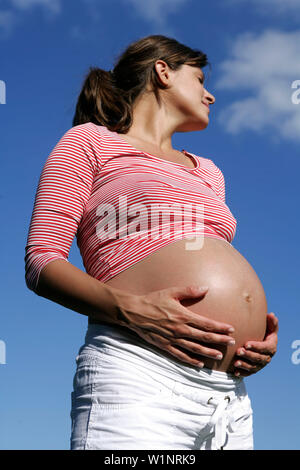 Pregnant woman touching belly Banque D'Images