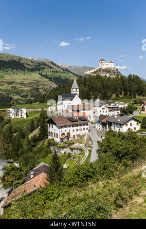 Château de Tarasp et village, Scoul, Unterengadin, Grisons, Suisse Banque D'Images
