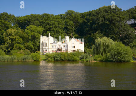 Kleines Schloß dans le parc de Babelsberg avec la rivière Havel, Brandebourg, Allemagne, Europe Banque D'Images