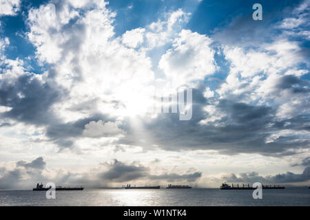 Les navires dans le détroit de Gibraltar, Gibraltar, Grande Bretagne, UK Banque D'Images