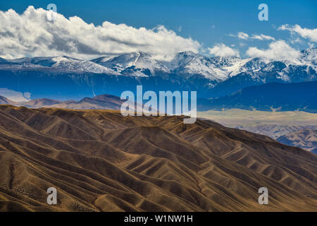 Paysage désertique avec des rochers couverts de neige, les montagnes Tian Shan en arrière-plan, le parc national des Lacs Kolsay, Tian Shan, Tian Sh Banque D'Images