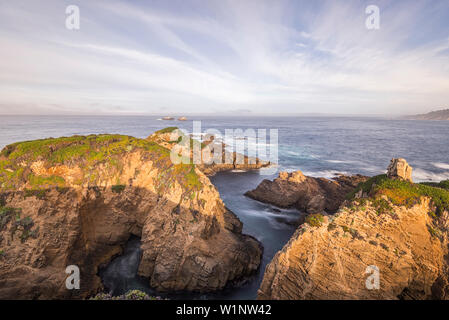 Océan et côte rocheuse, à Garrapata State Park, de la côte de Monterey, Californie, États-Unis. Banque D'Images