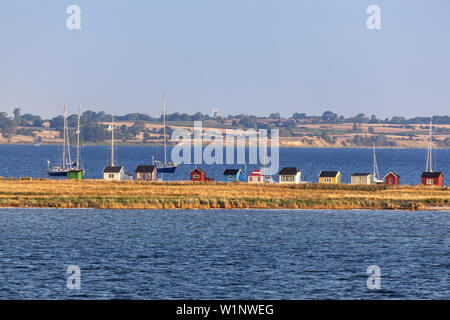 Vue depuis le port de cabanes de plage à la plage de l'Île, AErøskøbing ærø, au sud de la Fionie, archipel des îles de la mer du sud du Danemark, Danemark du Sud, Denma Banque D'Images