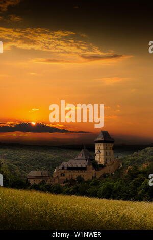 Château gothique Karlstejn près de Prague sur le coucher du soleil. Banque D'Images