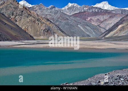 'Le lac glaciaire et réservoir d'Embalse el yeso et montagnes colorées, Valle del Yeso, cajón del Maipo, Región Metropolitana de Santiago, Chili, Andes ;' Banque D'Images