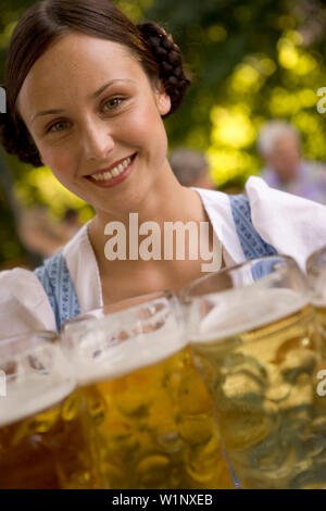 Jeune femme, serveuse, portant des verres à bière, verres à liqueur, le Lac de Starnberg, en Bavière, Allemagne Banque D'Images