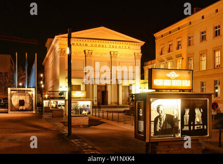 Le Maxim Gorki Theater illuminée la nuit, Mitte, Berlin, Germany, Europe Banque D'Images