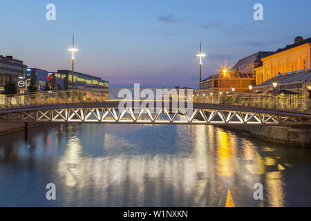 Passerelle pour piétons à l'intérieur du havre, Malmö, Skane, sud de la Suède, Suède, Scandinavie, dans le Nord de l'Europe Banque D'Images