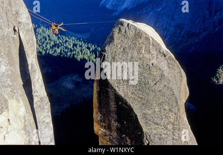 Tyrolienne, Big Wall Klettern, Lost Arrow Spire, Yosemite Valley, California, USA Banque D'Images