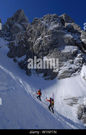 Deux randonneurs ascendants, Griesner Kar, Wilder Kaiser, Kaiser, Tyrol, Autriche Banque D'Images