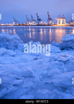 Frozen river Elbe avec Waltershof terminal à conteneurs dans la soirée, ville hanséatique de Hambourg, Allemagne, Europe Banque D'Images