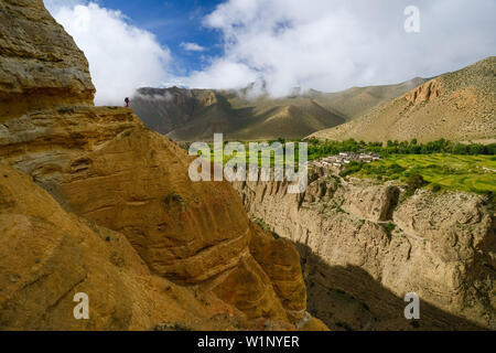 Jeune femme, randonneur, Trekker dans le typique paysage surréaliste pour Mustang dans le désert autour de la haute vallée de la Kali Gandaki, la plus profonde vallée dans le Banque D'Images