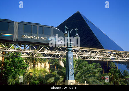 Avec le Skytrain Luxor, Luxor Hotel and Casino, Las Vegas Boulevard, Las Vegas, Nevada, USA Banque D'Images