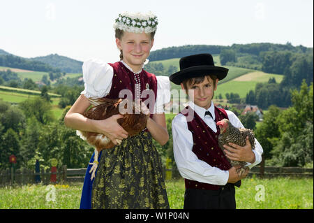Deux enfants (10-13 ans) portant des vêtements traditionnel de la Forêt Noire, Gottertal, Baden-Wurttemberg, Allemagne Banque D'Images