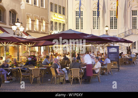 Café sur la place du marché de Bonn, Rhénanie du Nord-Westphalie, Allemagne Banque D'Images