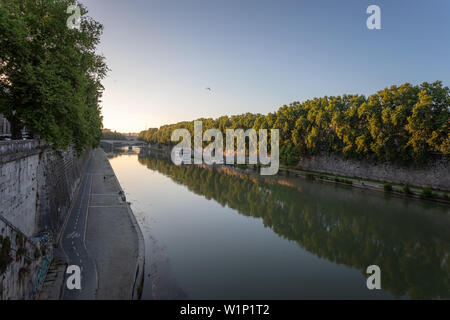 Rome, Italie - 16 juin 2019 : vue panoramique sur le Tibre avec son imposant talus et la végétation environnante. En bas à gauche la moto p Banque D'Images
