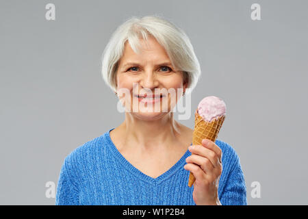 Portrait of smiling senior woman with ice cream Banque D'Images