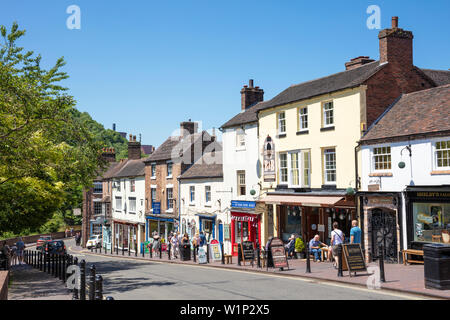 Ironbridge Shropshire Ironbridge village boutiques sur Tontine Hill Ironbridge Bridge Shropshire angleterre GB Royaume-Uni europe Banque D'Images