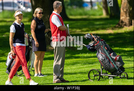 Braunschweig, Allemagne, le 18 mai., 2019 : les golfeurs plus âgés avec leurs chariots sur la pelouse du terrain de golf Banque D'Images