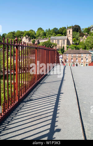 Ironbridge Shropshire le village d'Ironbridge et l'Ironbridge au-dessus de la gorge d'Ironbridge Pont de fer Shropshire Angleterre GB Royaume-Uni europe Banque D'Images