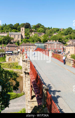 Ironbridge Shropshire le village d'Ironbridge et les gens traversant la gorge d'Ironbridge au-dessus de la gorge d'Ironbridge Pont de fer Shropshire Angleterre GB Royaume-Uni europe Banque D'Images