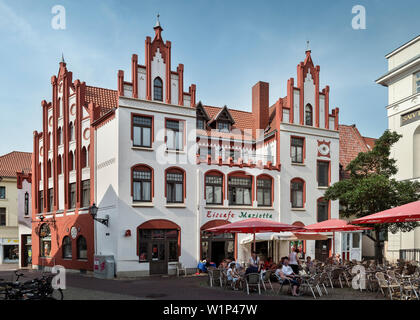 UNESCO World Heritage ville hanséatique de Wismar, toit à deux bâtiments autour de la place du marché, Wismar, Schleswig-Holstein, Allemagne Banque D'Images