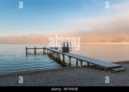 Brouillard de mer le matin au lac Ammersee, Regensburg, Bavière, Allemagne Banque D'Images