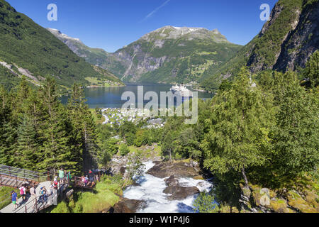 Vue du fjord de Storfossen cascade mountain Geirangerfjord et Eidshornet, Geiranger, Plus et Romsdal, Fjord Norway, sud de la Norvège, de la Norvège, Banque D'Images