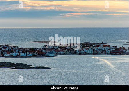 Vue depuis la montagne locale de De Vacances Rönnäng, Îles Tjörn, Bohuslän, Suède Banque D'Images