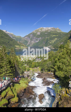 Vue du fjord de Storfossen cascade mountain Geirangerfjord et Eidshornet, Geiranger, Plus et Romsdal, Fjord Norway, sud de la Norvège, de la Norvège, Banque D'Images