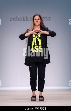 03 juillet 2019, Berlin : Rebekka Ruétz, designer, grâce à l'auditoire après la présentation de sa collection à l'E-Werk. Les collections pour le printemps/été 2020 sera présenté à la Berlin Fashion Week. Photo : Lisa Ducret/dpa Banque D'Images