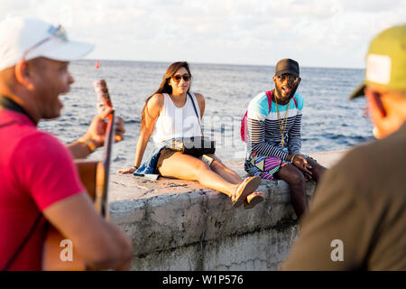 La musique de rue, des musiciens de rue et les touristes à Malecon, centre historique de la ville, vieille ville, Habana Vieja, Habana Centro, voyage en famille à Cuba, vacances, t Banque D'Images