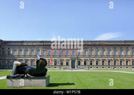 Ensemble de deux points Figure inclinables par Henry Moore, jardin de sculptures, Maxvorstadt, Alte Pinakothek, Munich, Bavière, Allemagne Banque D'Images