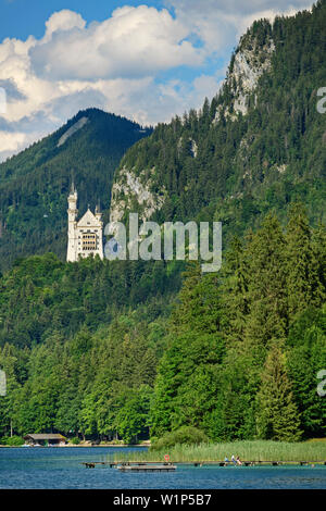 Lac Alpsee avec château Neuschwanstein, Lechweg, Alpes, souabe, Bavière, Allemagne Banque D'Images
