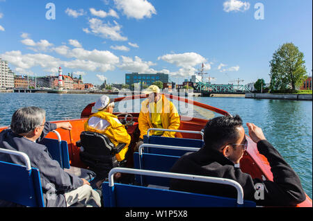 Bateau à voile tournée Paddan port phare en arrière-plan, la femme comme capitaine, le sud de la Suède, Malmö, Suède Banque D'Images