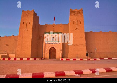 Les murs en terre séchée et la forteresse après le coucher du soleil à Rissani dans la vallée de Ziz, Maroc Banque D'Images