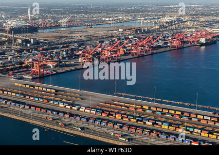 Long Beach, Californie, USA - Le 16 août 2016 : Après-midi Vue aérienne des quais, grues, et des conteneurs en attente du prochain cargo. Banque D'Images