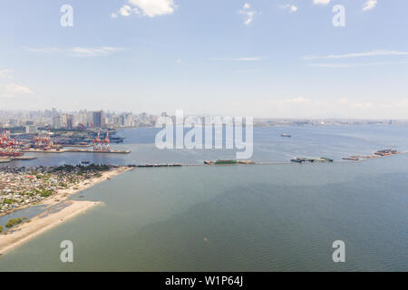 Port de Manille, aux Philippines. Port de mer avec grues de chargement. Vue urbaine avec les régions pauvres et centre d'affaires dans la distance, vue de dessus. Métropole asiatique. Banque D'Images