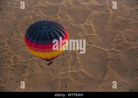 Ballon à air chaud au-dessus du désert de DUBAÏ, ÉMIRATS ARABES UNIS, en Asie Banque D'Images