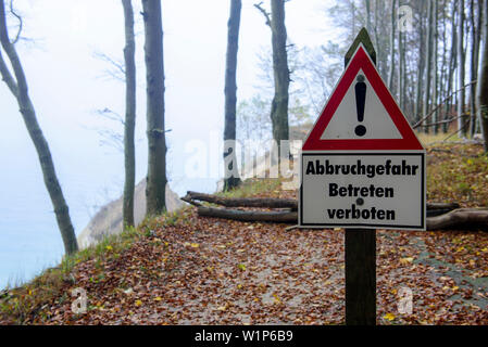 Panneau d'avertissement sur les falaises de craie, Ruegen, Ostseekueste, Mecklenburg-Vorpommern, Allemagne Banque D'Images