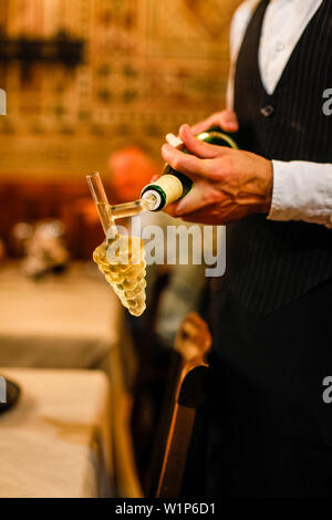 Plaqués façon de verser le vin dans le verre, le Ristorante Etruria, Piazza dei Priori, Volterra, Italie toscane, Europe Banque D'Images