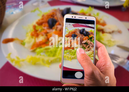 La photographie de la nourriture. La prise de photo de mains de délicieux légumes grillés avec smartphone Banque D'Images