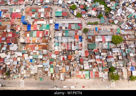 Rues de quartiers pauvres de Manille. Les toits des maisons et la vie des personnes dans la grande ville. Les quartiers pauvres de Manille, vue de dessus. Manille, la capitale des Philippines. Banque D'Images