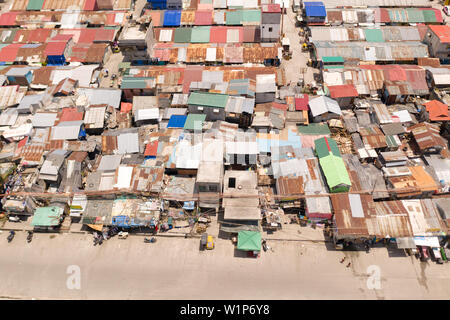 Rues de quartiers pauvres de Manille. Les toits des maisons et la vie des personnes dans la grande ville. Les quartiers pauvres de Manille, vue de dessus. Manille, la capitale des Philippines. Banque D'Images