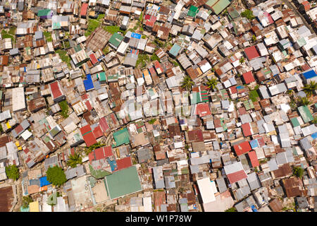 Rues de quartiers pauvres de Manille. Les toits des maisons et la vie des personnes dans la grande ville. Les quartiers pauvres de Manille, vue de dessus. Manille, la capitale des Philippines. Banque D'Images
